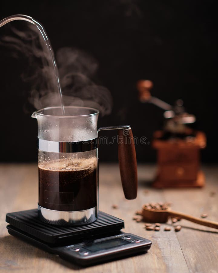 Francese pressare, pure conosciuto come, pistone,, pressare pentola, caffè pressare, O caffè pistone, è un caffè industria della birra dispositivi.